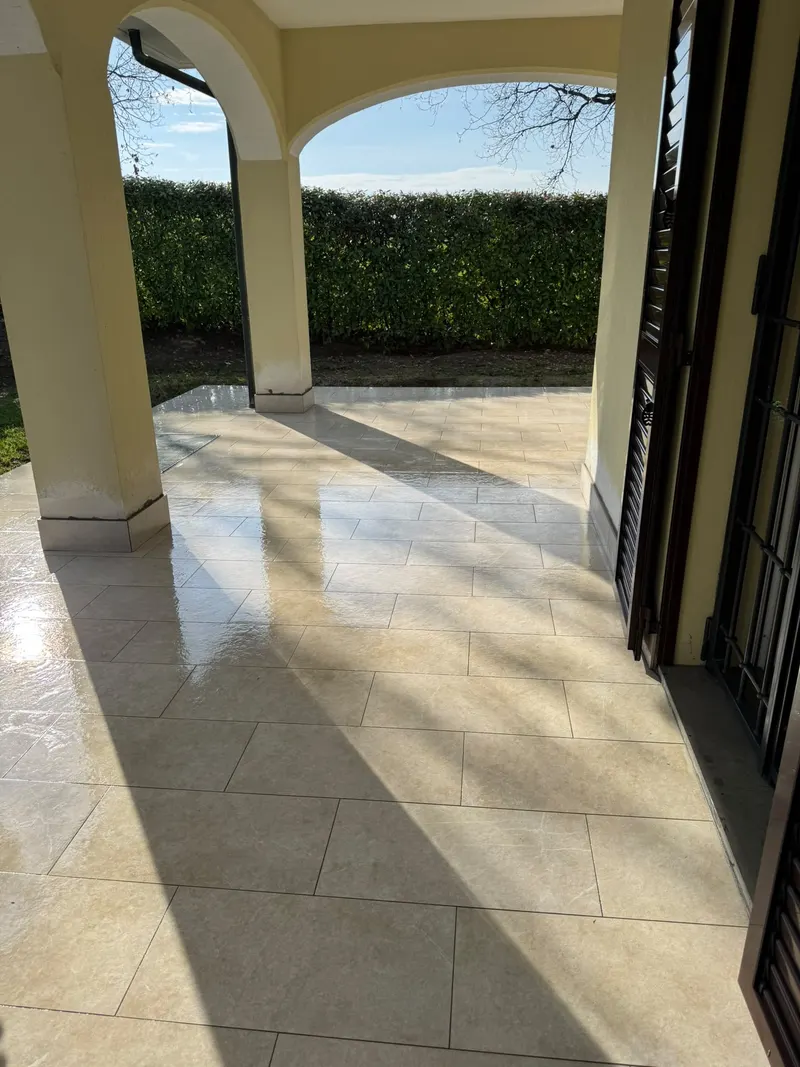 Portico con pavimento in gres pulito e lucido