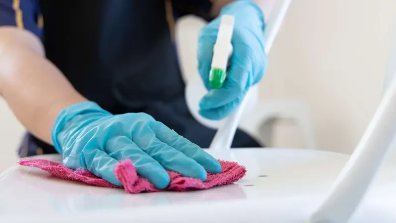 Superficie trattata con prodotto sanificante e guanti